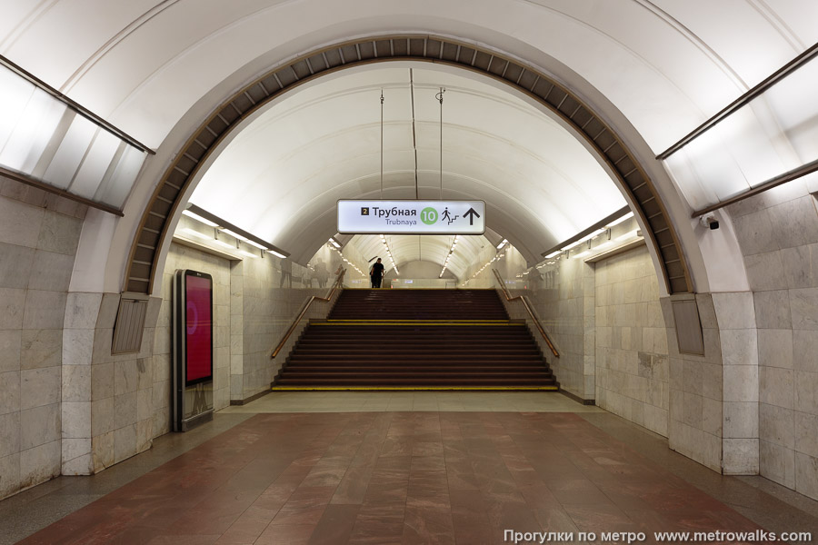 Станция Цветной бульвар (Серпуховско-Тимирязевская линия, Москва). В торце, противоположном от выхода — переход на станцию Трубную Люблинско-Дмитровской линии.