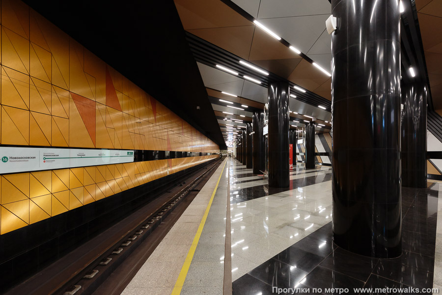 Станция Генерала Тюленева (Троицкая линия, Москва). Боковой зал станции и посадочная платформа, общий вид. Однотонная оранжевая сторона станции.