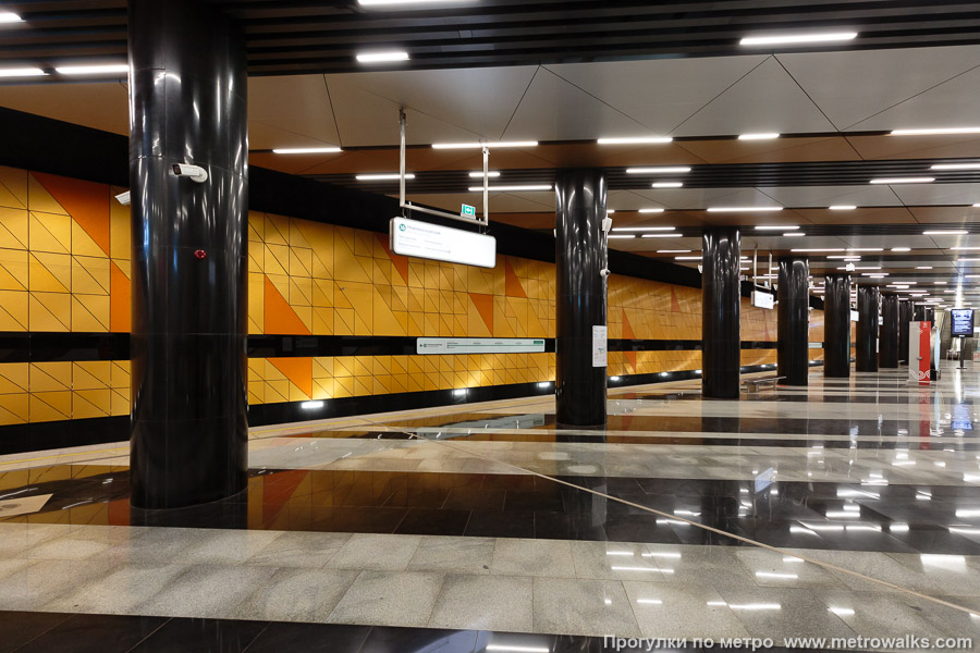 Станция Генерала Тюленева (Троицкая линия, Москва). Вид по диагонали. Вид с полосатой стороны на однотонно-оранжевую.