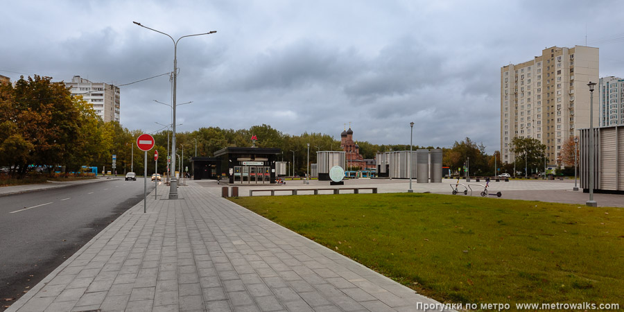 Станция Генерала Тюленева (Троицкая линия, Москва). Общий вид окрестностей станции. Улица того самого Генерала Тюленева у перекрёстка с улицей Тёплый стан.