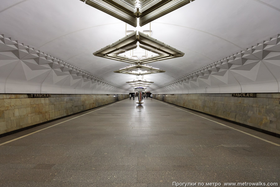 Станция Тульская (Серпуховско-Тимирязевская линия, Москва). Продольный вид по оси станции.