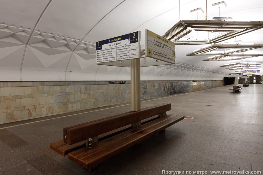 Станция Тульская (Серпуховско-Тимирязевская линия, Москва). Скамейки, совмещённые с указателями.