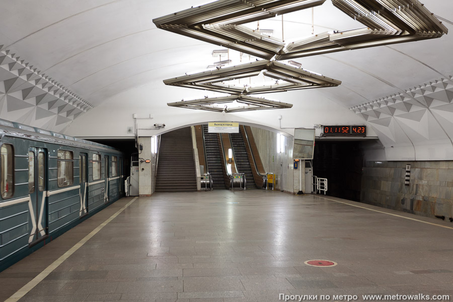 Станция Тульская (Серпуховско-Тимирязевская линия, Москва). Выход в город, эскалаторы начинаются прямо с уровня платформы.