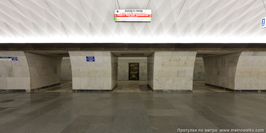 Станция Тургеневская (Калужско-Рижская линия, Москва). Поперечный вид, проходы между пилонами из центрального зала на платформу.