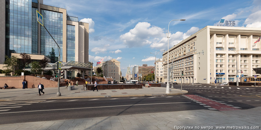 Станция Тургеневская (Калужско-Рижская линия, Москва). Общий вид окрестностей станции. Перекрёсток Сретенского бульвара с проспектом Академика Сахарова.