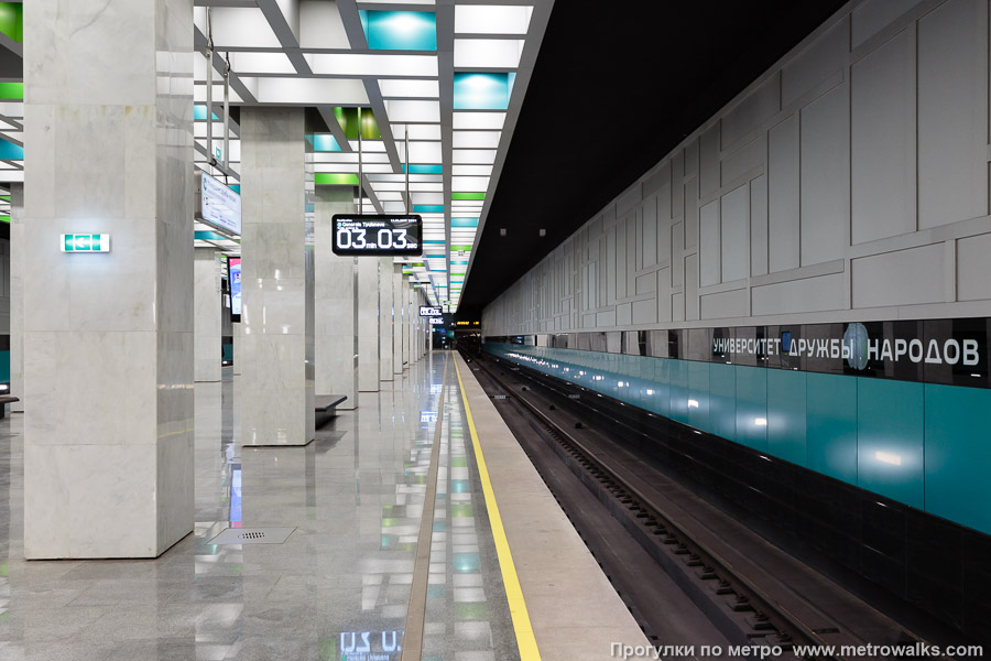 Станция Университет дружбы народов (Троицкая линия, Москва). Боковой зал станции и посадочная платформа, общий вид.