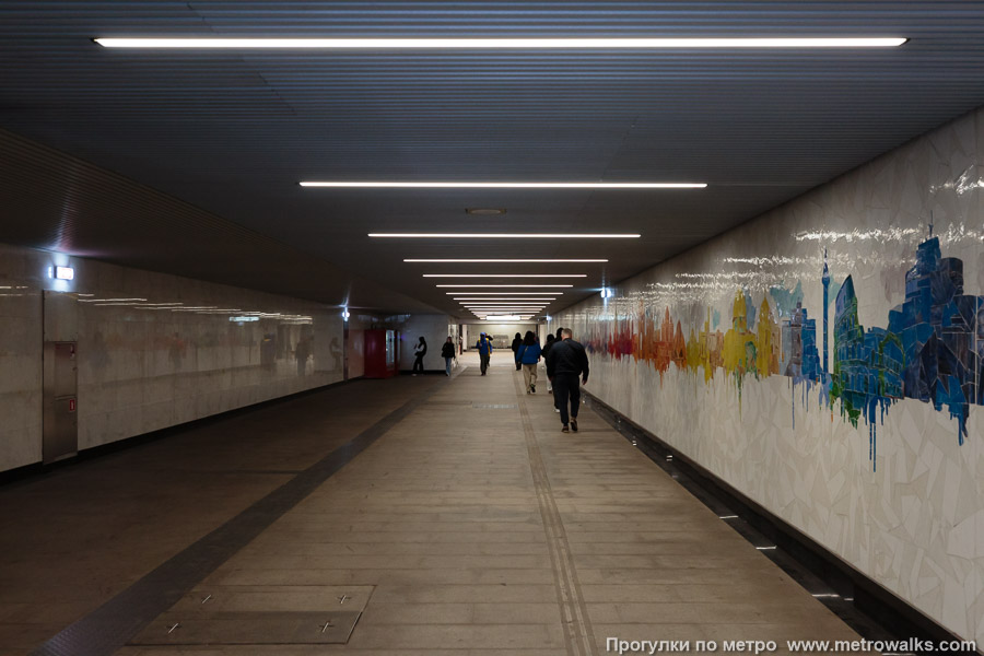 Станция Университет дружбы народов (Троицкая линия, Москва). Коридор подземного перехода.