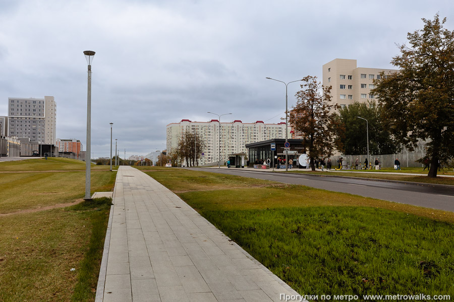 Станция Университет дружбы народов (Троицкая линия, Москва). Общий вид окрестностей станции. Улица Академика Опарина.