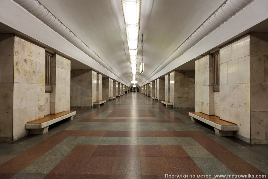 Станция Университет (Сокольническая линия, Москва). Центральный зал станции, вид вдоль от глухого торца в сторону выхода.