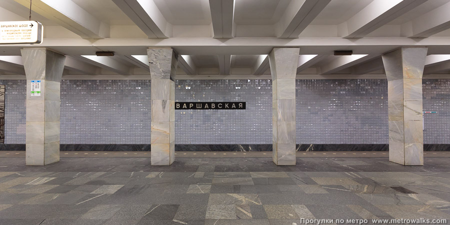 Станция Варшавская (Каховская линия, Москва). Поперечный вид, проходы между колоннами из центрального зала на платформу.