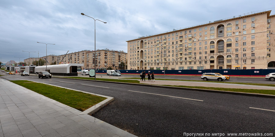 Станция Вавиловская (Троицкая линия, Москва). Общий вид окрестностей станции. Ленинский проспект у перекрёстка с улицей Панфёрова (на левом краю кадра) и улицей Строителей (по центру кадра, не видна за забором).