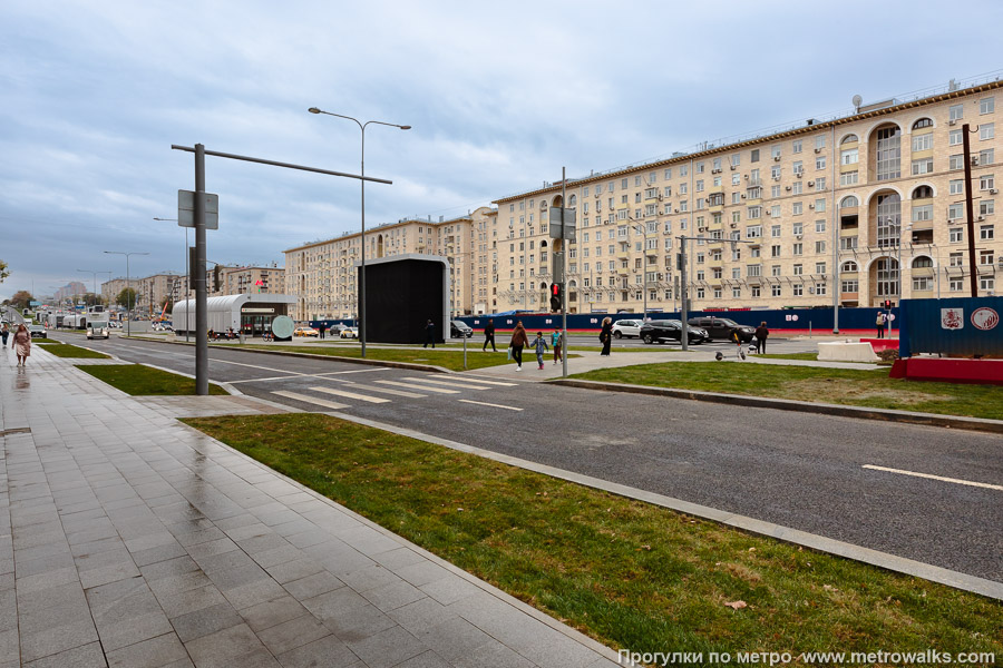 Станция Вавиловская (Троицкая линия, Москва). Общий вид окрестностей станции. Ленинский проспект к северу от улиц Панфёрова и Строителей, у дополнительного входа № 4.