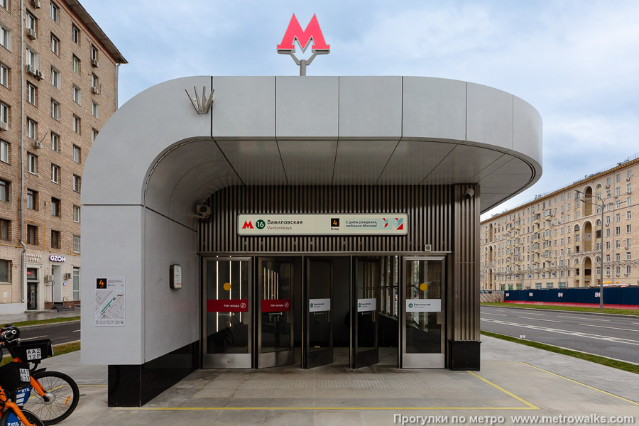 Станция Вавиловская (Троицкая линия, Москва). Вход в подземный вестибюль станции через спуск, похожий на подземный переход. На другую сторону Ленинского проспекта здесь не перейти.
