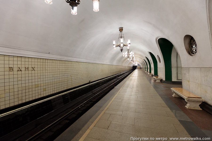 Станция ВДНХ (Калужско-Рижская линия, Москва). Боковой зал станции и посадочная платформа, общий вид.