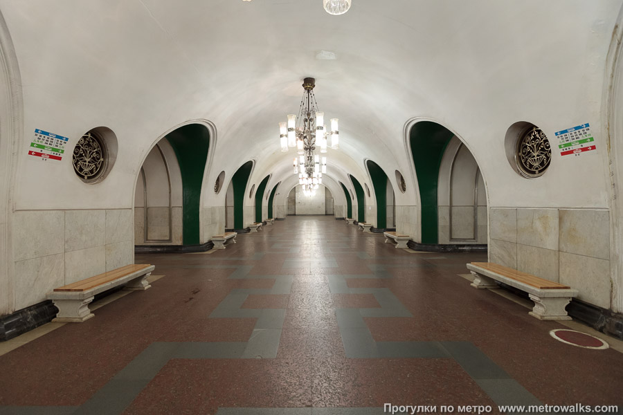 Станция ВДНХ (Калужско-Рижская линия, Москва). Продольный вид центрального зала. В противоположном направлении и менее широкоугольно.
