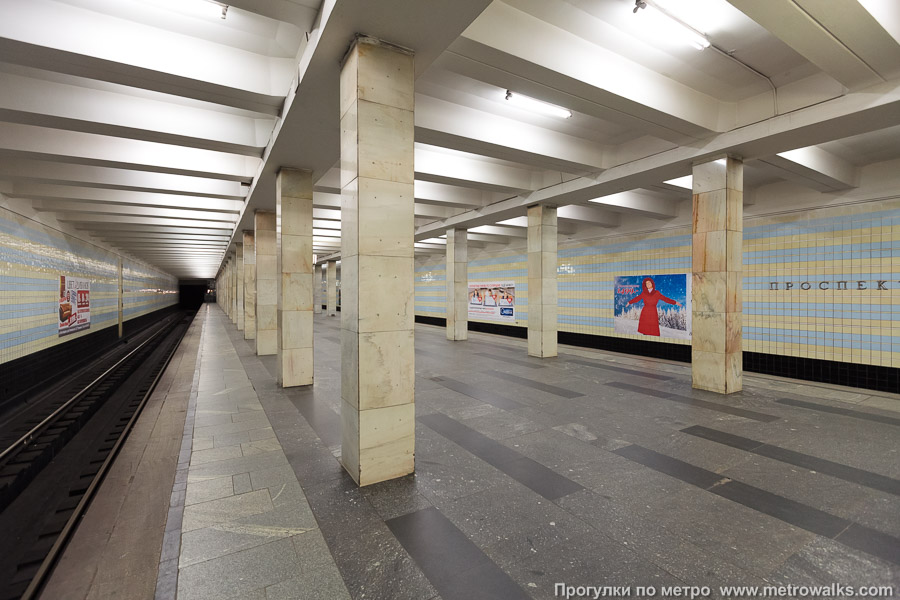 Станция Проспект Вернадского (Сокольническая линия, Москва). Вид с края платформы по диагонали на противоположную сторону сквозь центральный зал.