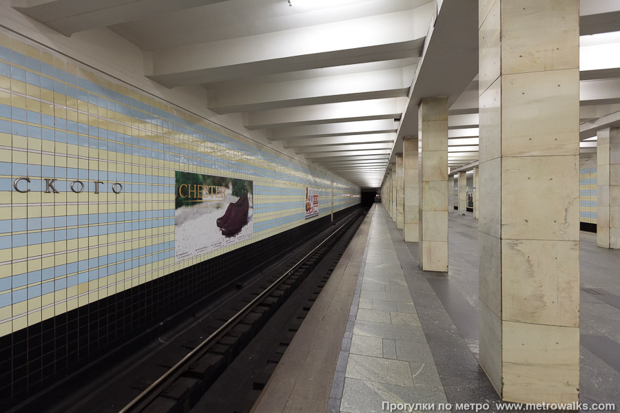 Станция Проспект Вернадского (Сокольническая линия, Москва). Боковой зал станции и посадочная платформа, общий вид.