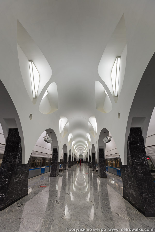Станция Волоколамская (Арбатско-Покровская линия, Москва). Продольный вид центрального зала.