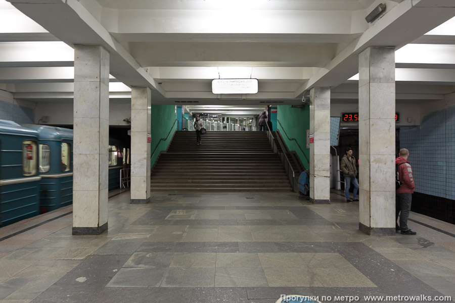 Станция Войковская (Замоскворецкая линия, Москва). Выход в город осуществляется по лестнице.