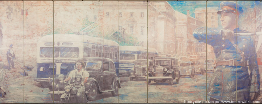Станция Яхромская (Люблинско-Дмитровская линия, Москва). Фрагмент фотопанно № 10 — парад ретро-автомобилей в честь 800-летия Москвы? Нет, в те годы это была не ретро, а современная техника!