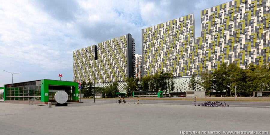 Станция Яхромская (Люблинско-Дмитровская линия, Москва). Общий вид окрестностей станции. Северный вход — рядом с новостройками на Дмитровском шоссе у Яхромского проезда.