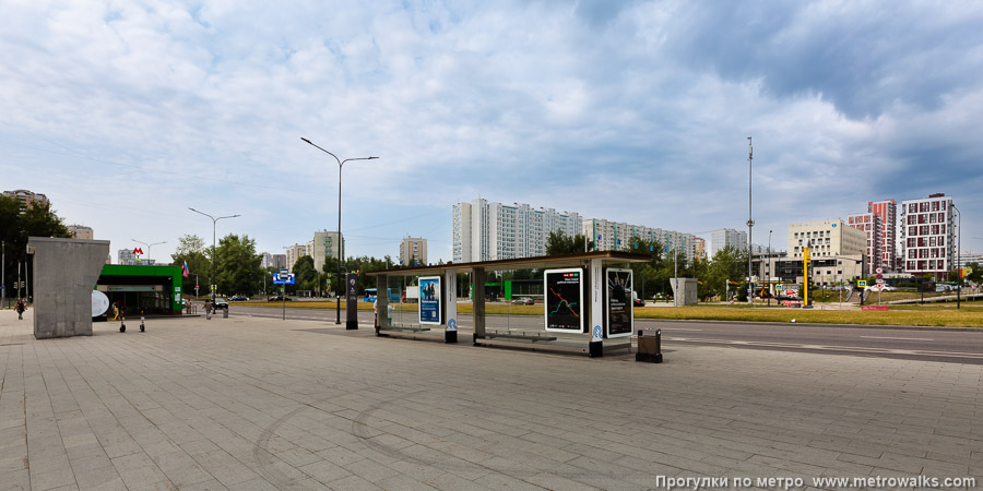 Станция Яхромская (Люблинско-Дмитровская линия, Москва). Общий вид окрестностей станции. Южный, основной вход — у перекрёстка Дмитровского шоссе с улицей 800-летия Москвы.