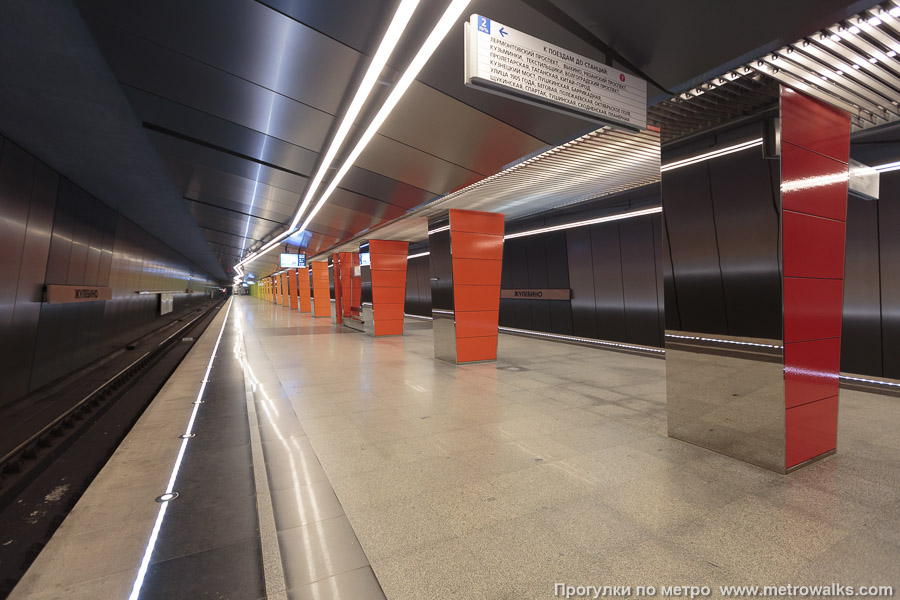 Станция Жулебино (Таганско-Краснопресненская линия, Москва). Вид по диагонали. Красные колонны — в северо-западной части станции.