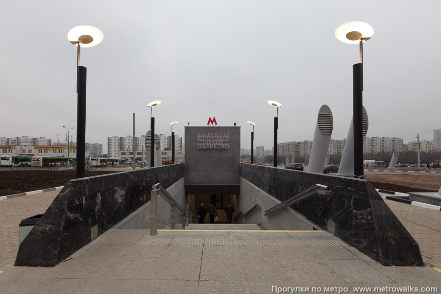 Станция Зябликово (Люблинско-Дмитровская линия, Москва). Вход на станцию осуществляется через подземный переход.