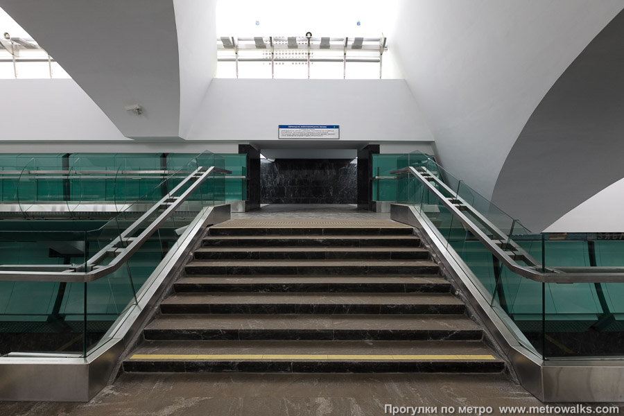 Станция Зябликово (Люблинско-Дмитровская линия, Москва). К переходу можно подняться по лестнице в центре зала или подойти по балкону.