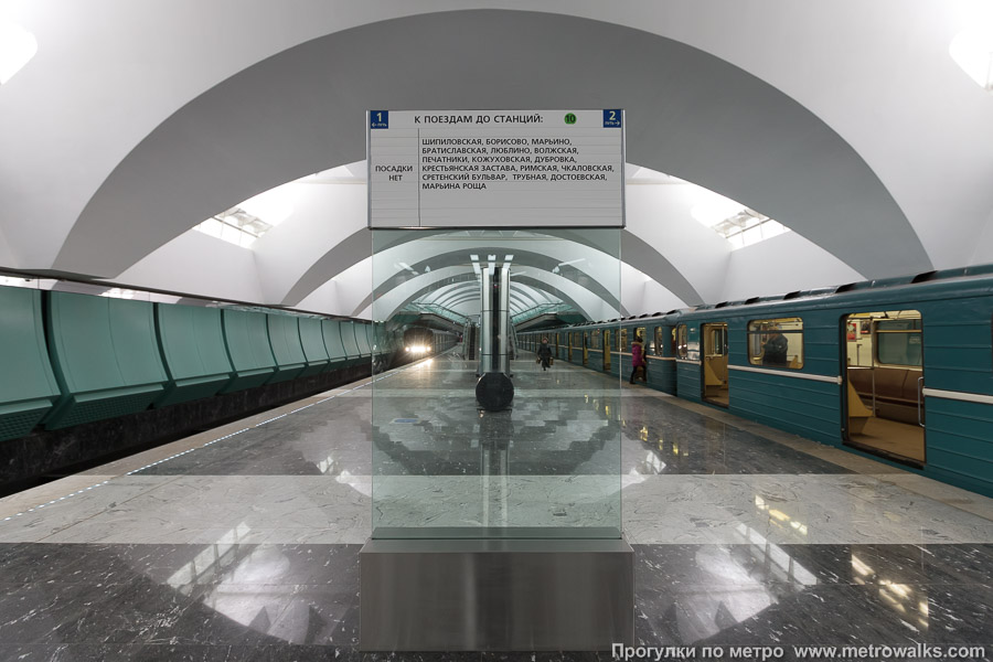 Станция Зябликово (Люблинско-Дмитровская линия, Москва). Указатели на платформе.
