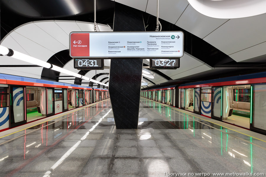 Станция ЗИЛ (Троицкая линия, Москва). Продольный вид по оси станции. Для оживления пустынной станции — с поездами.