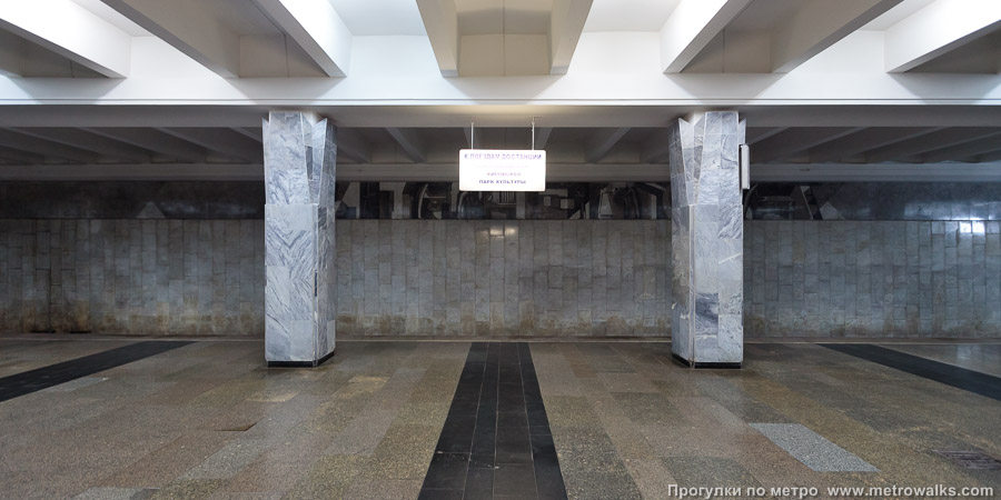 Станция Автозаводская (Автозаводско-Нагорная линия, Нижний Новгород). Поперечный вид, проходы между колоннами из центрального зала на платформу.