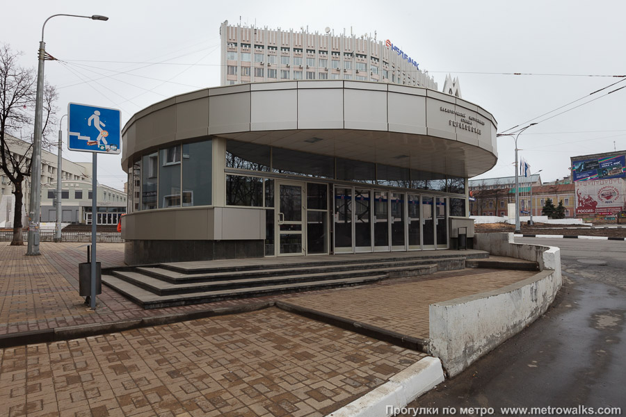 Станция Горьковская (Автозаводско-Нагорная линия, Нижний Новгород). Основной (западный) вход на станцию расположен у площади Горького.