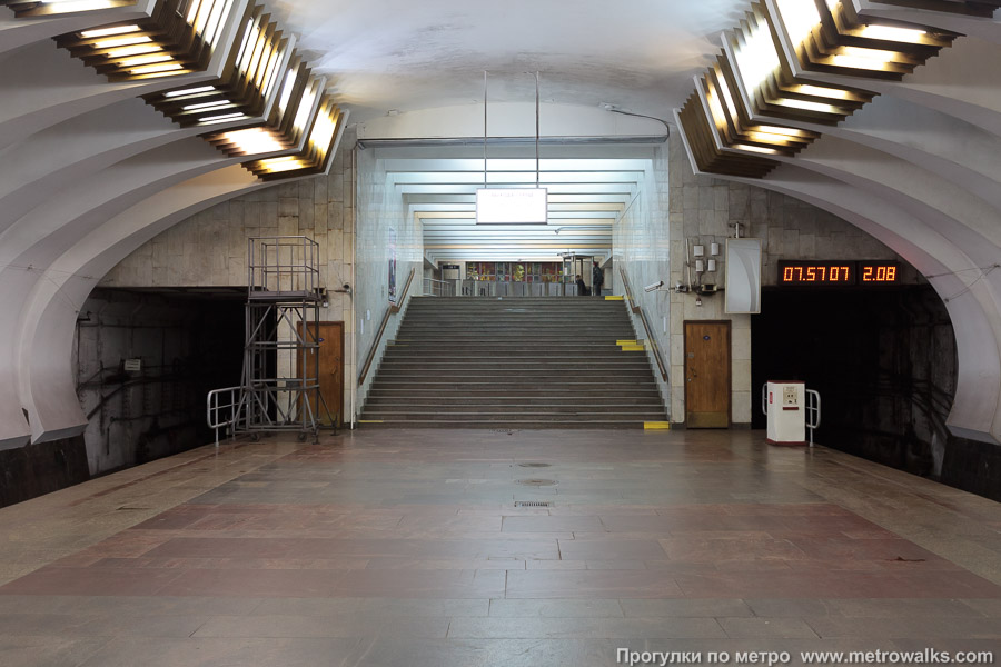 Станция Ленинская (Автозаводско-Нагорная линия, Нижний Новгород). Выход в город осуществляется по лестнице.