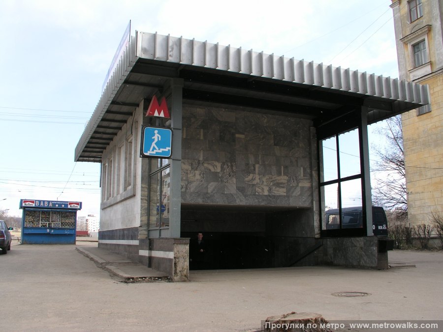 Станция Ленинская (Автозаводско-Нагорная линия, Нижний Новгород). Вход в подземный переход крупным планом.