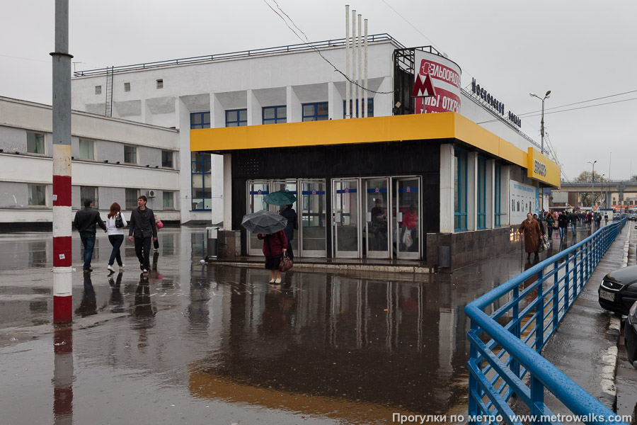 Станция Московская (Сормовско-Мещерская линия, Нижний Новгород). Вход со стороны железнодорожного вокзала регулярно меняет цвет. В 2013 году он был жёлтым.