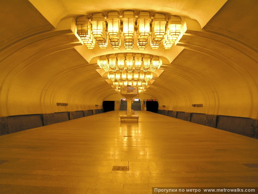 Станция Парк культуры (Автозаводско-Нагорная линия, Нижний Новгород). Продольный вид по оси станции. Историческое фото при полностью рыжем освещении (2003 год).