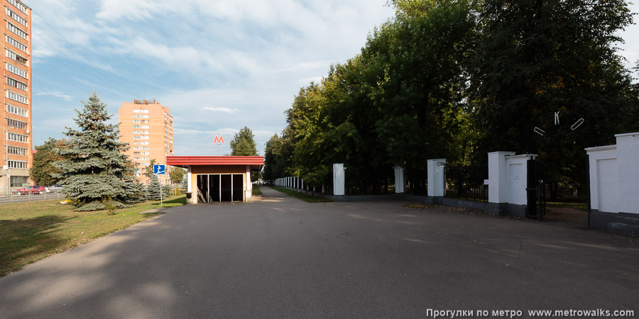 Станция Парк культуры (Автозаводско-Нагорная линия, Нижний Новгород). Общий вид окрестностей станции. Западный вестибюль — рядом со входом в ПКО.