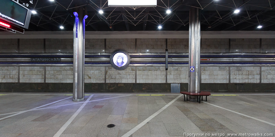 Станция Гагаринская (Ленинская линия, Новосибирск). Поперечный вид, проходы между колоннами из центрального зала на платформу.