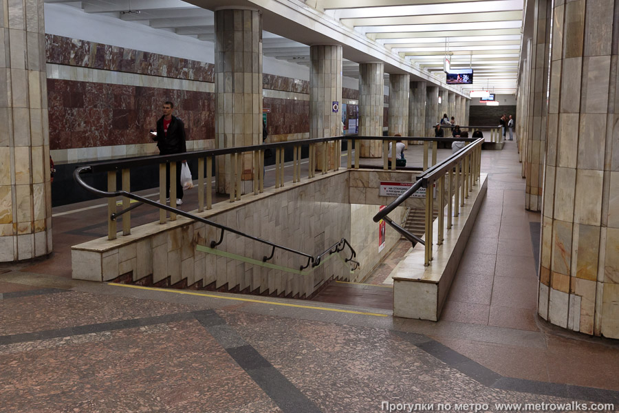 Станция Красный проспект (Ленинская линия, Новосибирск). В центре зала — переход на станцию Сибирскую Дзержинской линии.