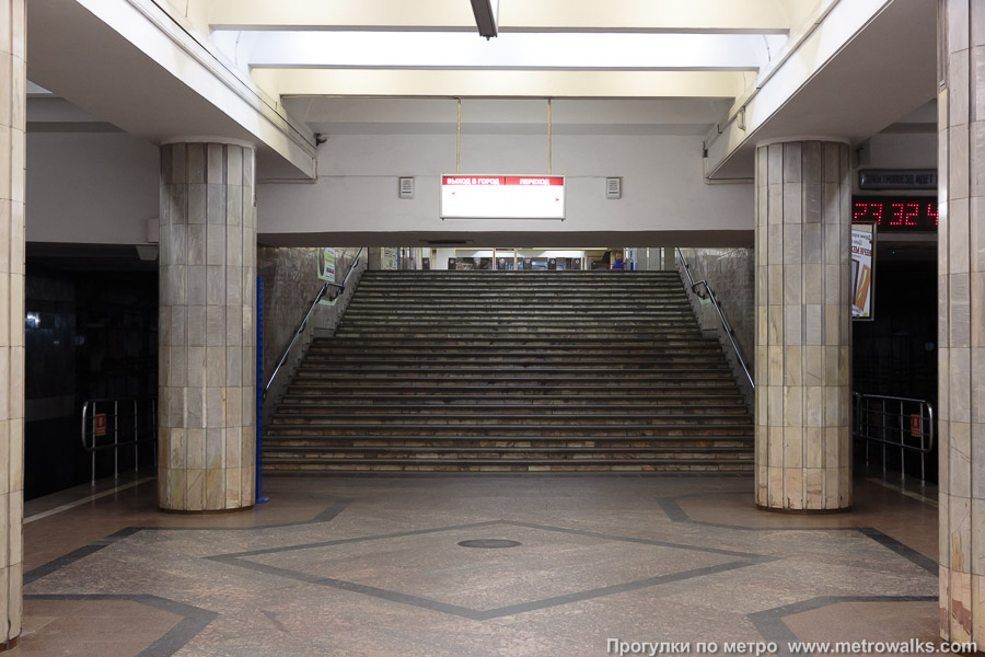 Станция Красный проспект (Ленинская линия, Новосибирск). Выход в город осуществляется по лестнице.