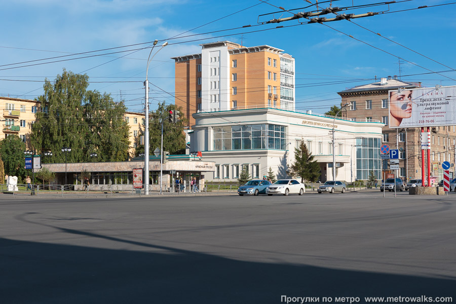 Станция Красный проспект (Ленинская линия, Новосибирск). Общий вид окрестностей станции. Рядом со входом на станцию находится Дворец бракосочетания, расположение которого обусловило такую кривую форму перехода между линиями.