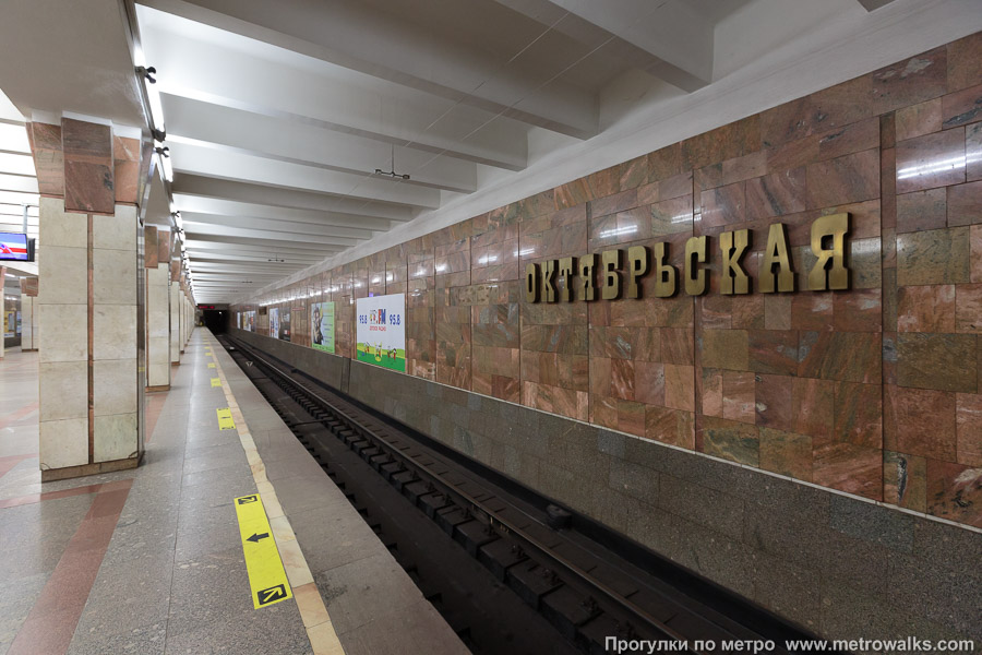 Станция Октябрьская (Ленинская линия, Новосибирск). Боковой зал станции и посадочная платформа, общий вид.