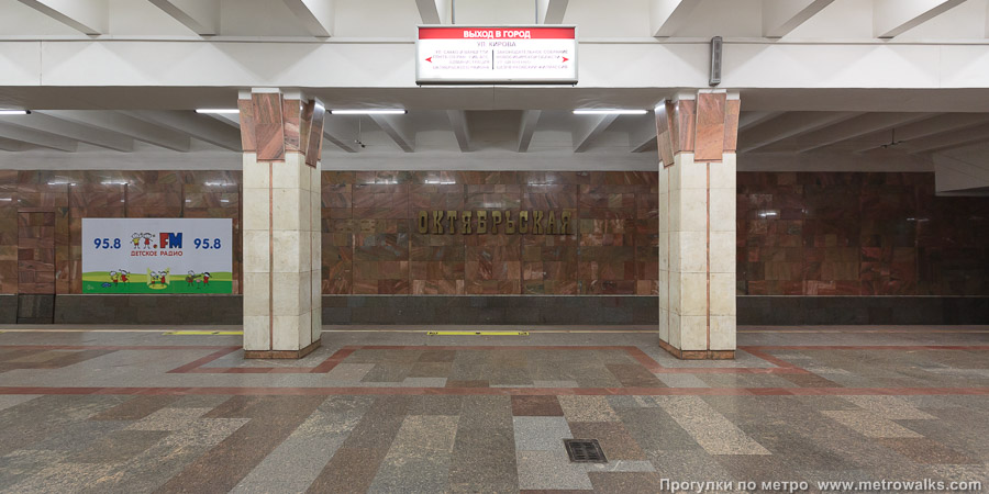 Станция Октябрьская (Ленинская линия, Новосибирск). Поперечный вид, проходы между колоннами из центрального зала на платформу.