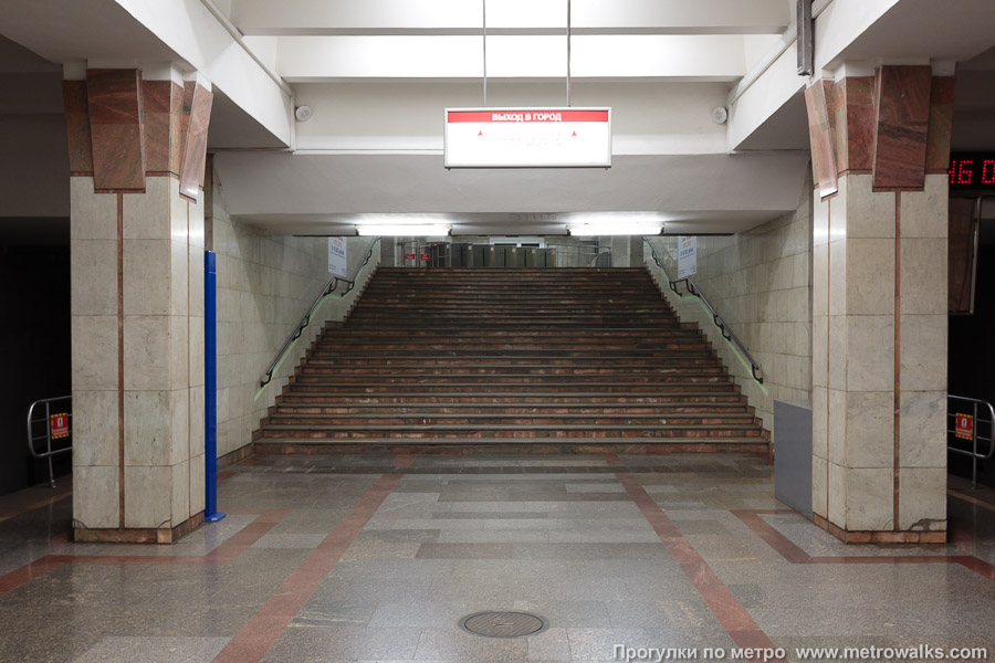 Станция Октябрьская (Ленинская линия, Новосибирск). Противоположный выход со станции — без эскалаторов.