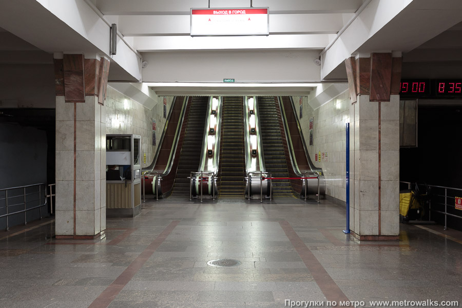 Станция Октябрьская (Ленинская линия, Новосибирск). Выход в город, эскалаторы начинаются прямо с уровня платформы.