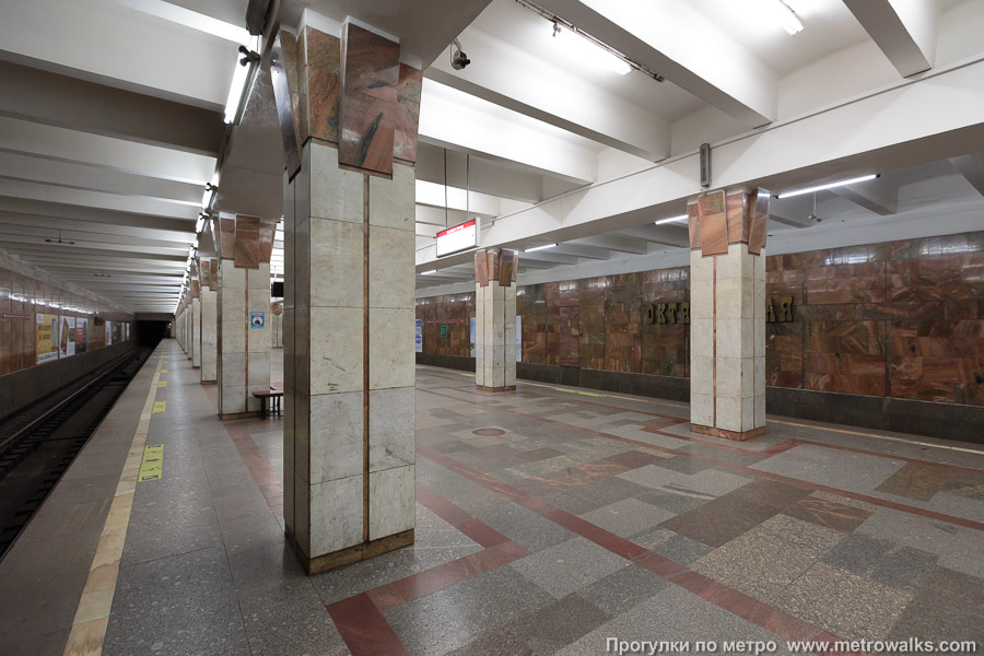 Станция Октябрьская (Ленинская линия, Новосибирск). Вид с края платформы по диагонали на противоположную сторону сквозь центральный зал.