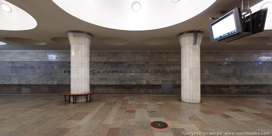 Станция Площадь Гарина-Михайловского (Дзержинская линия, Новосибирск). Поперечный вид, проходы между колоннами из центрального зала на платформу.
