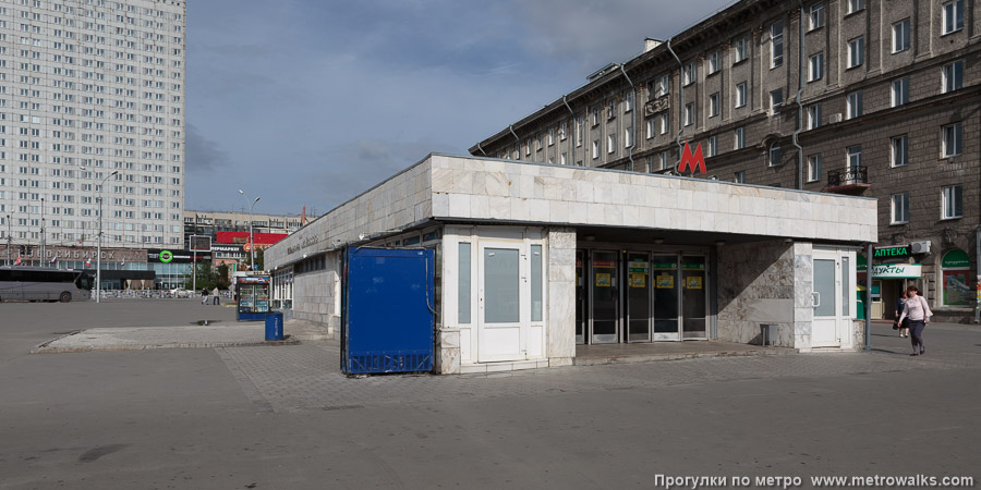 Станция Площадь Гарина-Михайловского (Дзержинская линия, Новосибирск). Вход на станцию осуществляется через подземный переход.