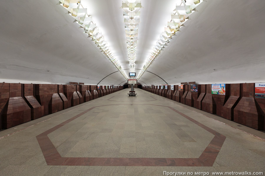 Станция Площадь Маркса (Ленинская линия, Новосибирск). Продольный вид по оси станции.